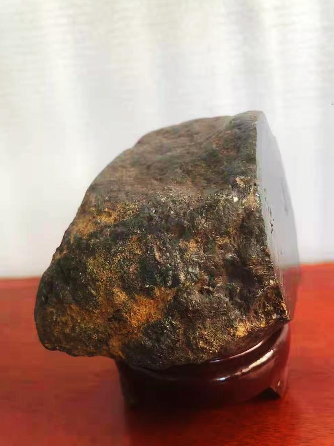 这是一块发现于越南的石铁陨石